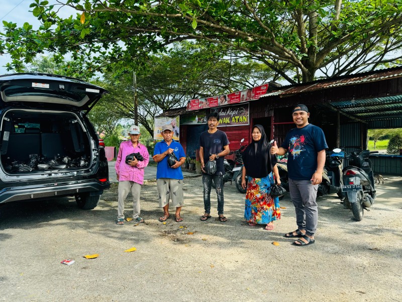 Sempat Viral Usai Bantu Pulangkan Orang Terlantar ke Sibolga, Jufrizal Kembali Bagikan 400 Liter Minyak Goreng ke Warga