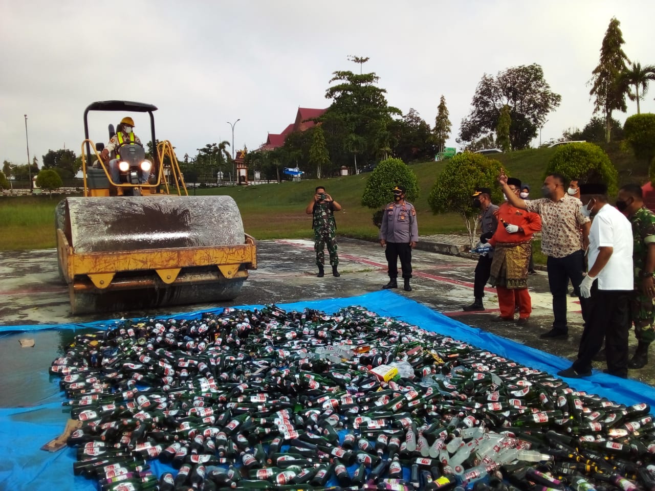 Sat Reskrim Polres Pelalawan Musnahkan 1305 Botol BB Miras Dari Berbagai Merk