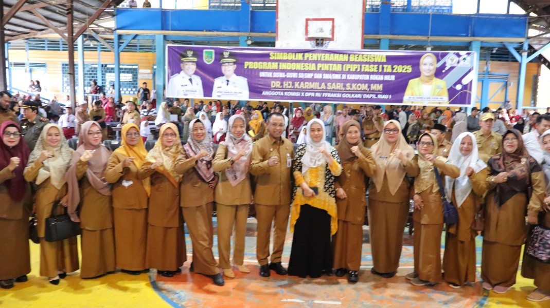 Dorong Peningkatan SDM, Anggota DPR RI Dr Karmila Sari Serahkan Beasiswa PIP Tahap Pertama di Rohil