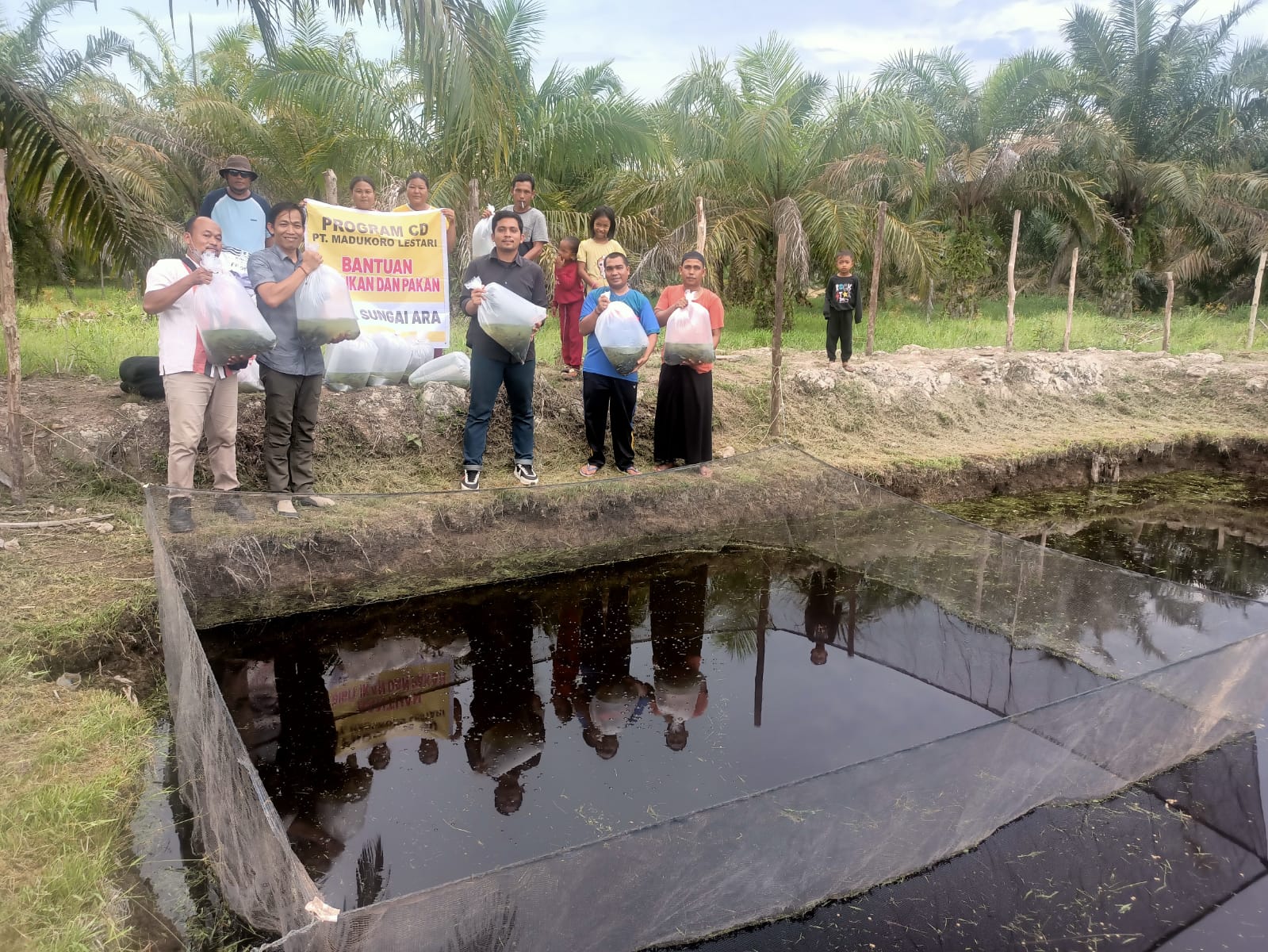 PT Madukoro Lestari Salurkan Bibit Ikan Patin dan Pakan ke Kelompok Budidaya Ikan Family Mandiri