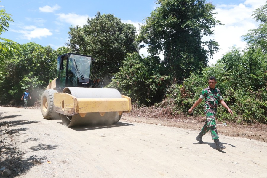 Terik Matahari Tak Surutkan Semangat Satgas TMMD 129 Kodim 0102/Pidie Gali Septic Tank untuk Bangun MCK di TPU Blang Cot