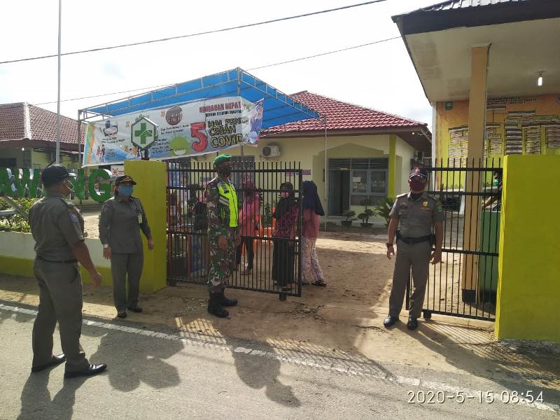 Babinsa Kelurahan Perawang Ikut Pengamanan Posko PSBB Di Puskesmas Tualang