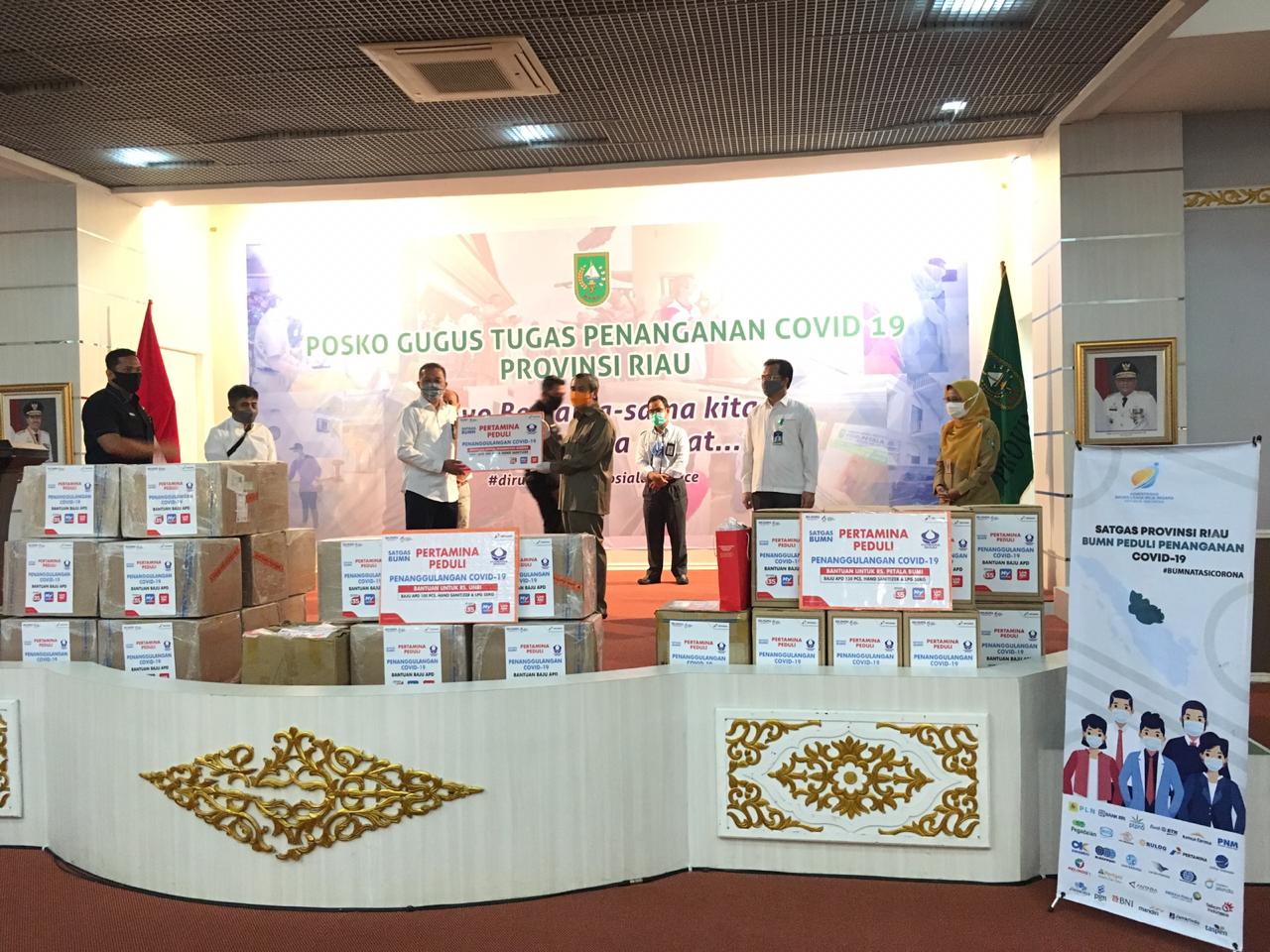 Peduli Penanganan Covid-19, Pertamina & Tim Satgas BUMN  Riau Serahkan Bantuan APD