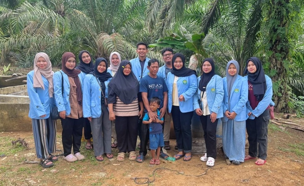 Mahasiswa KUKERTA UNRI Laksanakan Praktik Pemijahan Ikan Lele Bersama Warga Desa Pasir Baru