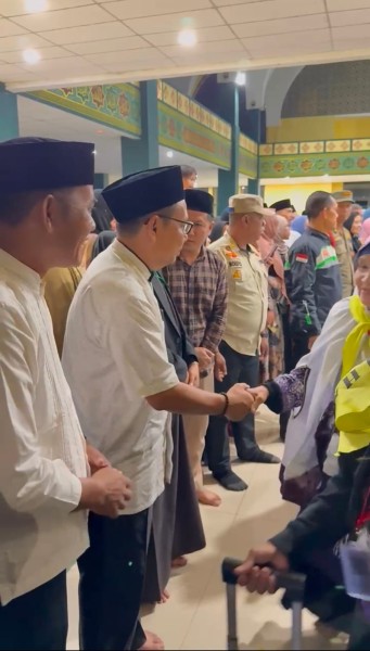 Pj. Sekda Lepas Jamaah Haji Pelalawan Kloter 08 Tahun 2025