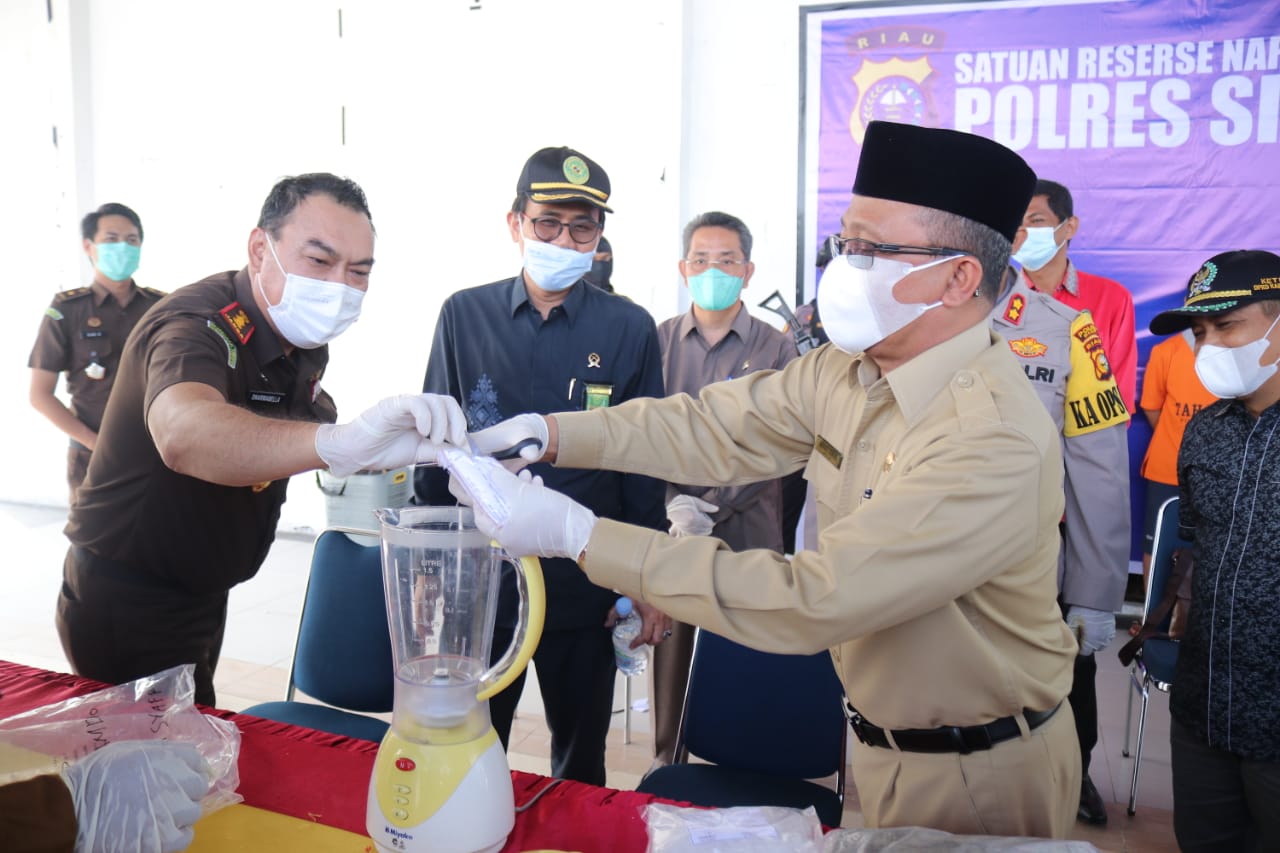 Musnahkan Barbuk, Sekda Siak Ajak Masyarakat Sama-sama Perangi Narkoba