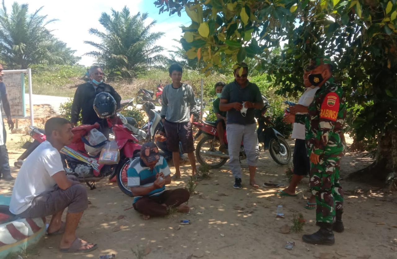 Saat Komsos, Sertu Uuk Sudarijanto Minta Masyarakat Gunakan Masker