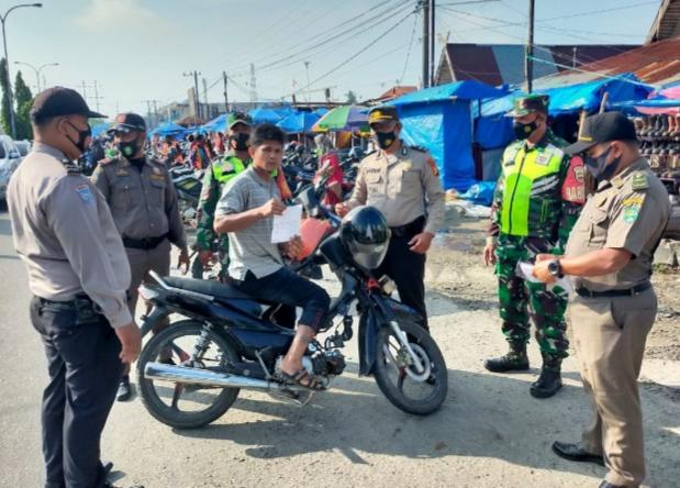 Masa PPKM, Serda Sarju Jaring 2 Warga Tidak Gunakan Masker