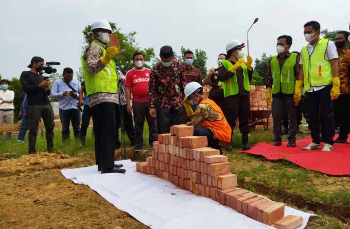 Pemkab Letak Batu Pertama Pembangunan Mushalla Al-Haq Kejari Rohil