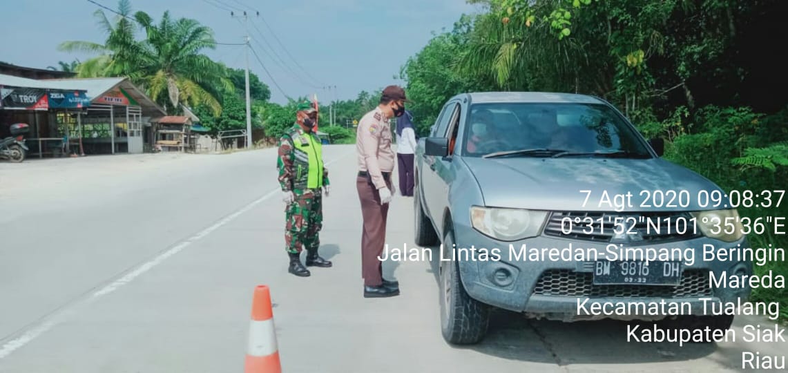 Cegah Penyebaran Covid-19, Serda Uuk Sudarijanto Periksa Warga Yang Masuk Siak