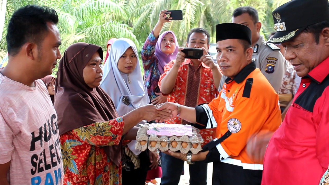 Kunjungi Korban Banjir Rantau Kopar, Wabup Rohil Serahkan Bantuan Dari Baznas