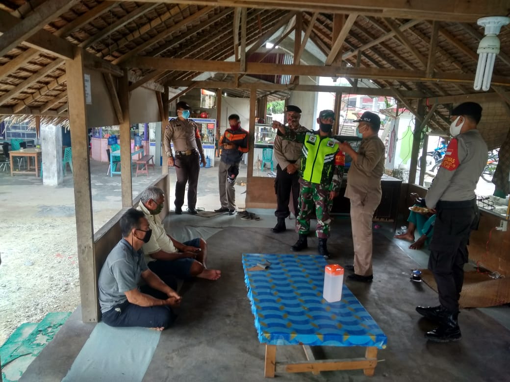 Lagi, Serda Purnomo Tegakan Disiplin Prokes di Rumah Makan Koto Gasib