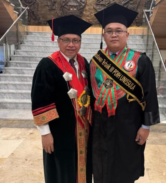 Andry Simbolon Raih Gelar Doktor Dengan Predikat Summa Cumlaude