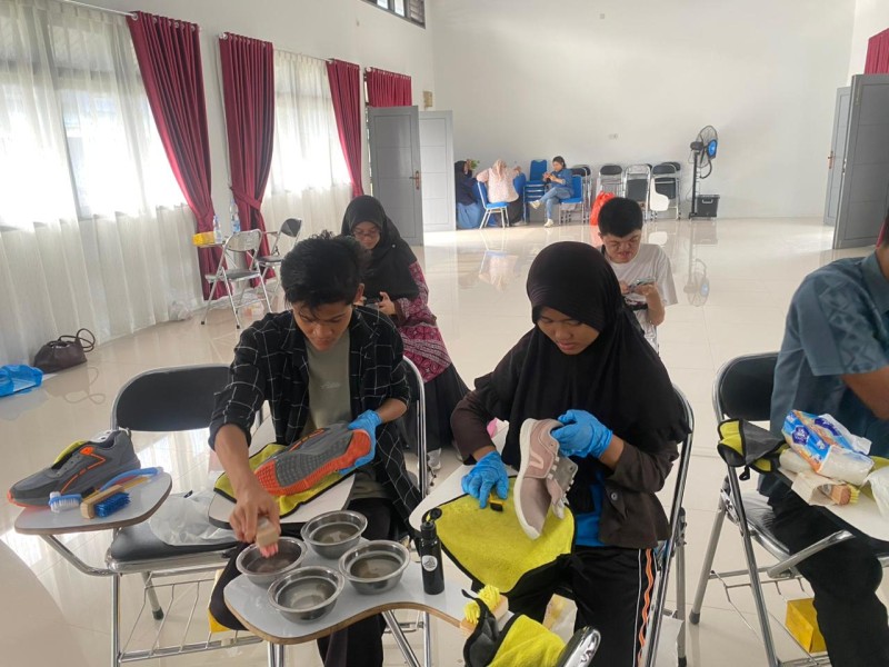 PHR Dorong Kemandirian Ekonomi Kelompok Disabilitas Lewat Pelatihan Laundry Sepatu