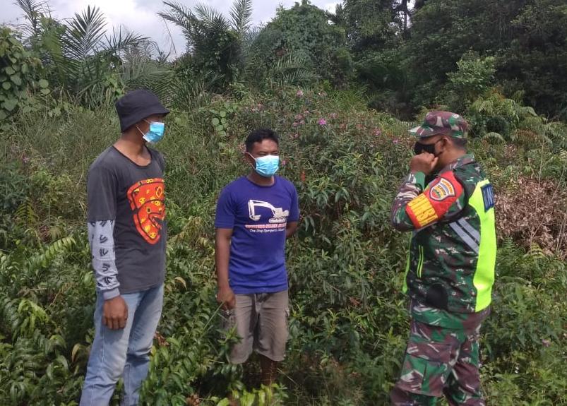 Usai Sisir Hutan Dan Lahan, Serda Purnomo Ingatkan Masyarakat Bahaya Karhutla