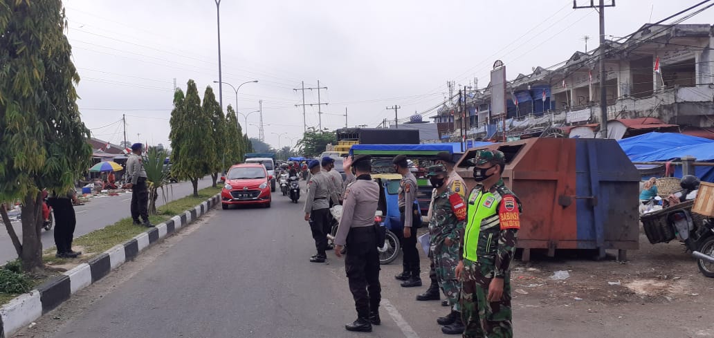 Sertu Alexander Sigalingging Sisir Pasar Tuah Serumpun Untuk Tegakkan Prokes
