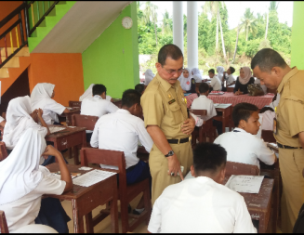 Kekurangan RKB, 268 Siswa SMPN 2 Bangko Ikuti UN di Teras Sekolah