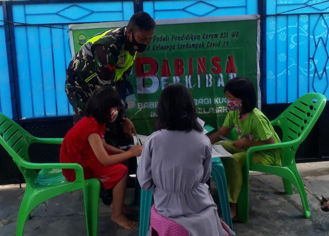 Siswa Sri Gemilang Dibimbing Belajar Daring Oleh Koptu Gunawan