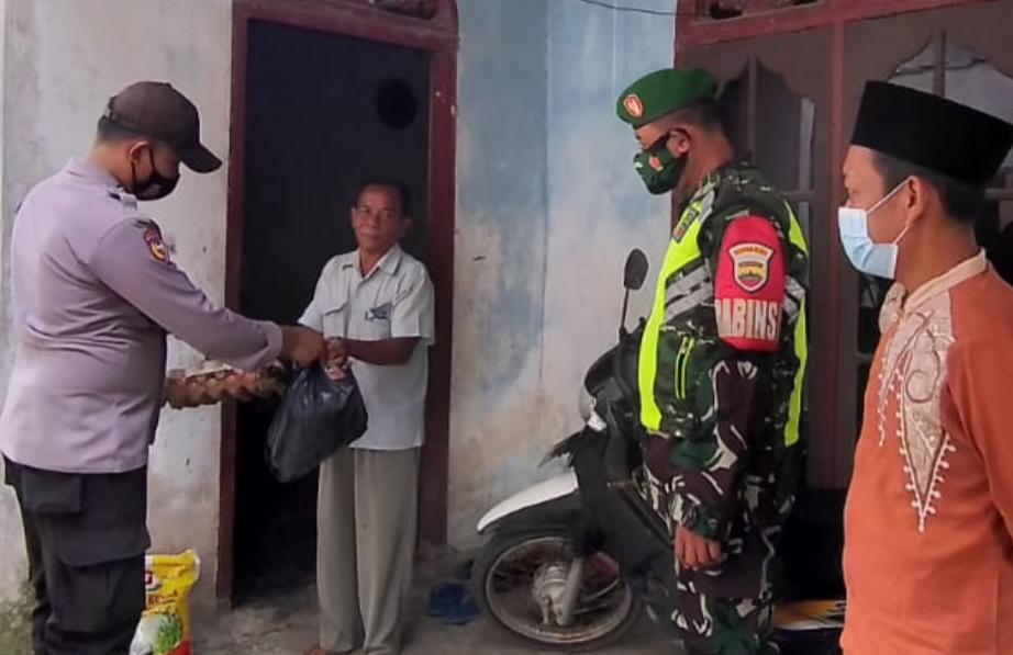Usai Dampingi Bagi Sembako, Serda Sarju Tetap Ingatkan Warga Agar Menjaga Kesehatan Tubuh