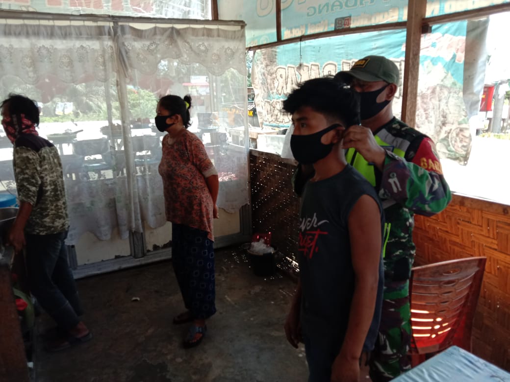Serda Purnomo Pasangkan Masker ke Masyarakat di KM 11 Koto Gasib