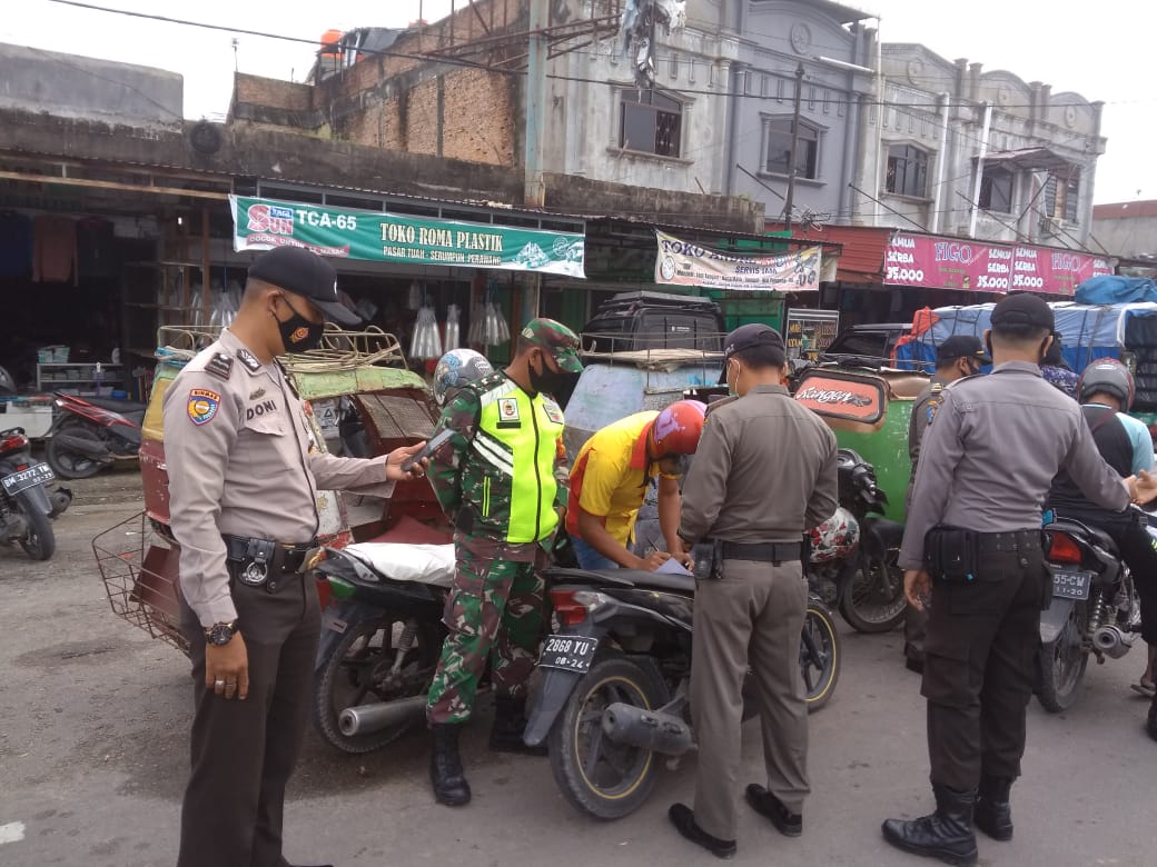 Sedang Imbau Prokes, Serda Purnomo Jaring 2 Masyarakat Tidak Gunakan Masker