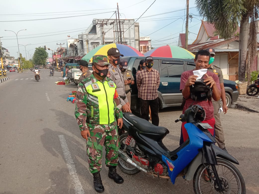 Tidak Pakai Masker, Pengendara Sepeda Motor Ini Diberi Hukuman