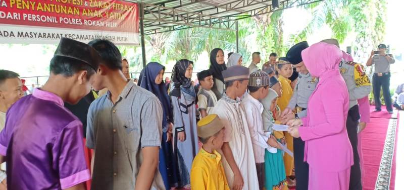 Polres Rokan Hilir Bagikan Zakat Dan Santuni Anak Yatim