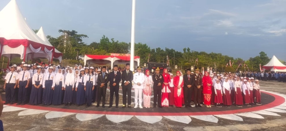 Upacara Penurunan Bendera Merah Putih HUT ke-80 RI Kabupaten Pelalawan berlangsung sukses
