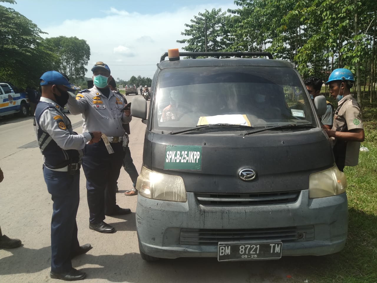 35 Ditilang, Puluhan Angkutan Barang  Mendadak Antri Di Gerbang Kontraktor PT IKPP Perawang
