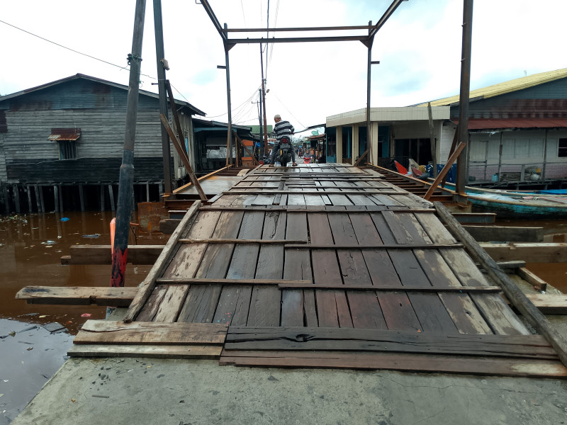 Tanpa Dana Pemda ,Toke Palika Bangun Jembatan Pakai Dana Pribadi