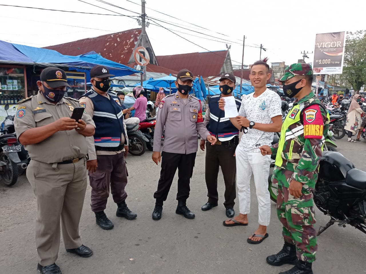 Tak Bosan-bosannya, Kopda L Sigalingging Menegur Pengendara Yang Tidak Pakai Masker