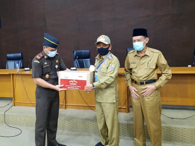 Kajari Serahkan Bantuan 100 Paket Sembako Dari Kejati Riau Untuk Masyarakat Pelalawan