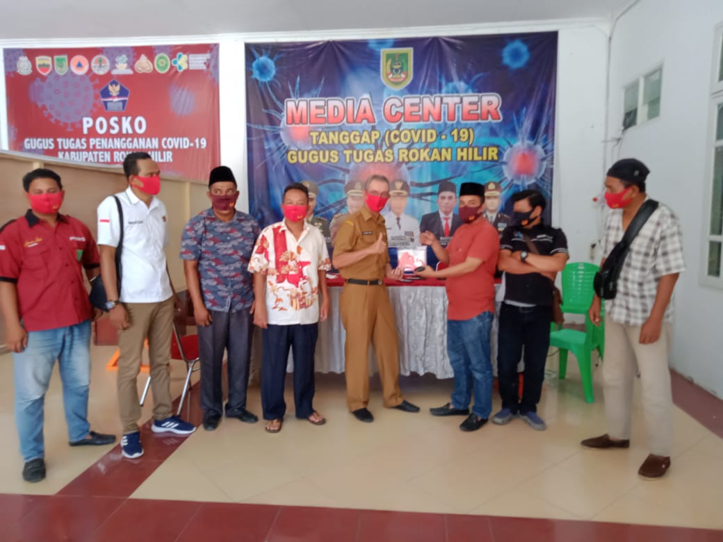 Koni Rohil Serahkan Bantuan Masker Untuk Wartawan