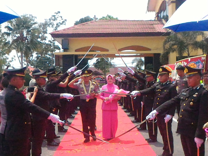 Pisah Sambut Kapolres Rokan Hilir Ditandai Dengan Prosesi Pedang Pora