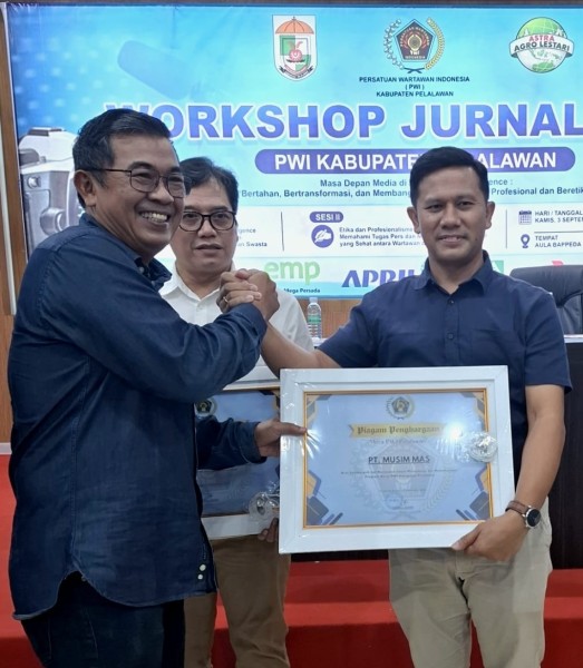 PWI Pelalawan Berikan Piagam Penghargaan Kepada PT Musim Mas Sebagai Mitra Terbaik