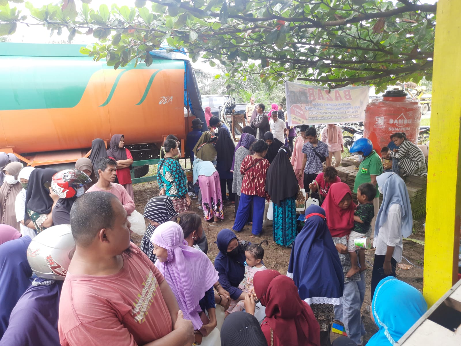 Apkasindo Inhu Gelar Bazar Minyak Goreng Murah, Masyarakat Antusias Mengantri