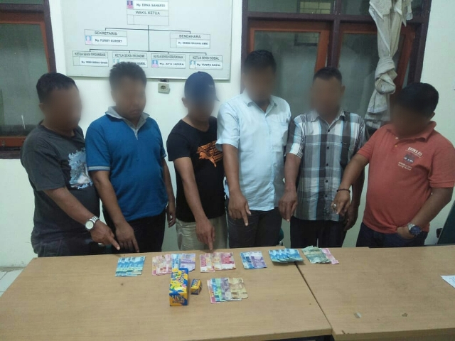 Tertangkap Lagi Berjudi Qiu-Qiu, 6 Orang Ini Digelandang ke Kantor Polisi