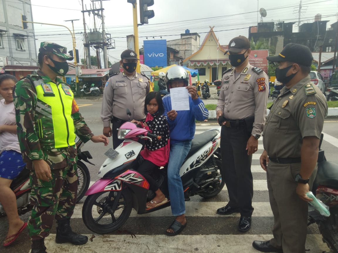 Tak Pakai Masker, 2 Warga Dihukum Mengutip Sampah