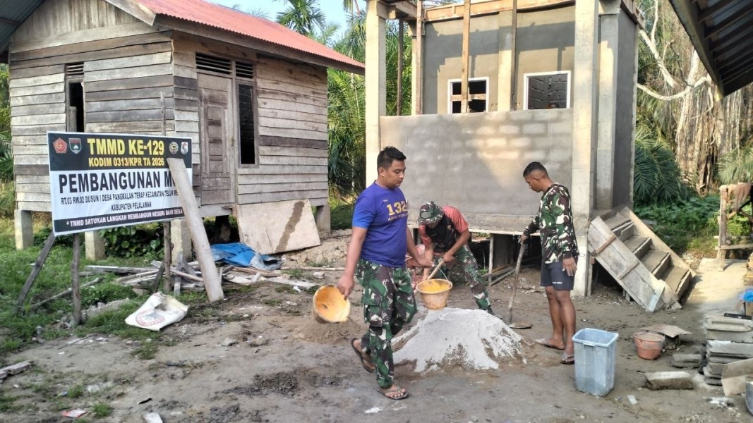 Pembangunan MCK Dusun 1 TMMD ke-129 Kodim 0313/KPR Capai Progres 87 Persen, Masuki Tahan Pemasangan Keramik