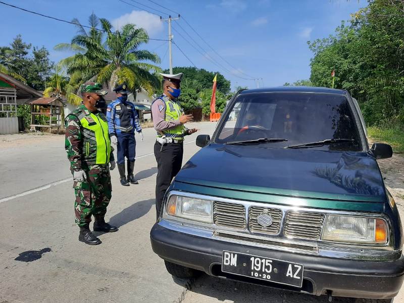 Cegah Covid-19, Serda Uuk Sudarijanto Periksa Warga Masuk Siak 