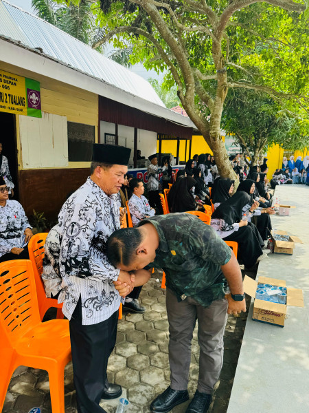 Hari Guru, Jufrizal Sambangi SMA 2 Tualang, Ucapkan Terimakasih Atas Pengabdian