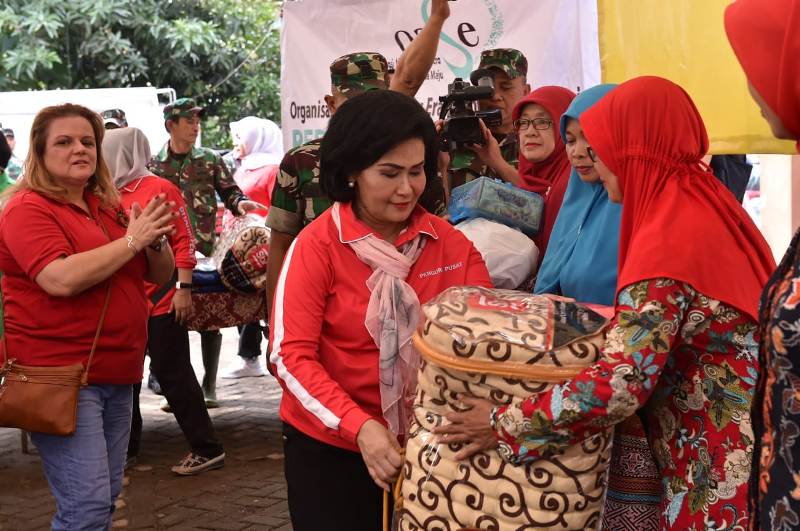 Dharma Pertiwi dan OASE Serahkan Bantuan Untuk Korban Banjir