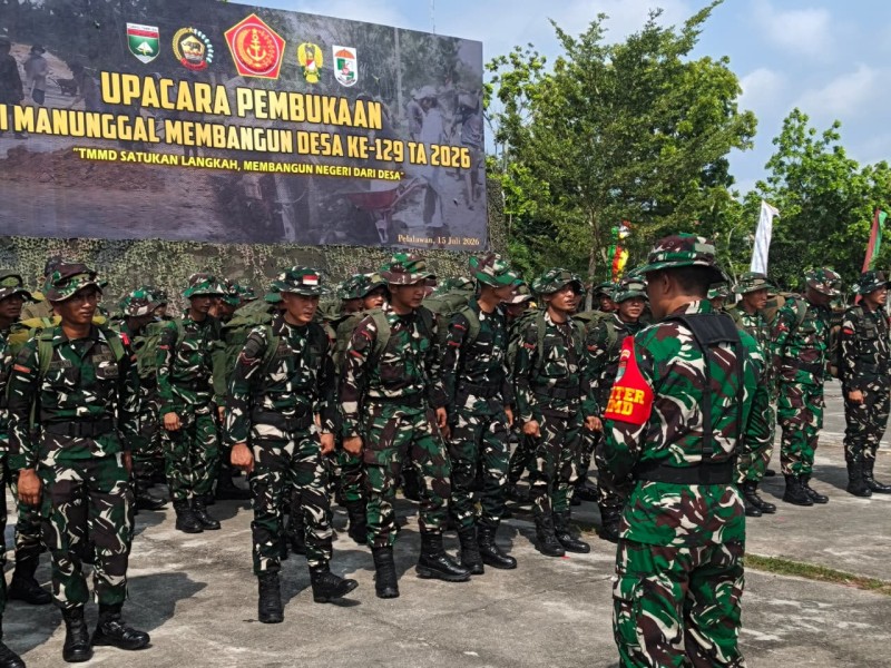 SEBANYAK 150 PERSONEL TIM SATGAS TMMD KE-129 KODIM 0313/KPR LAKSANAKAN SERPAS MENUJU DESA PANGKALAN TERAP