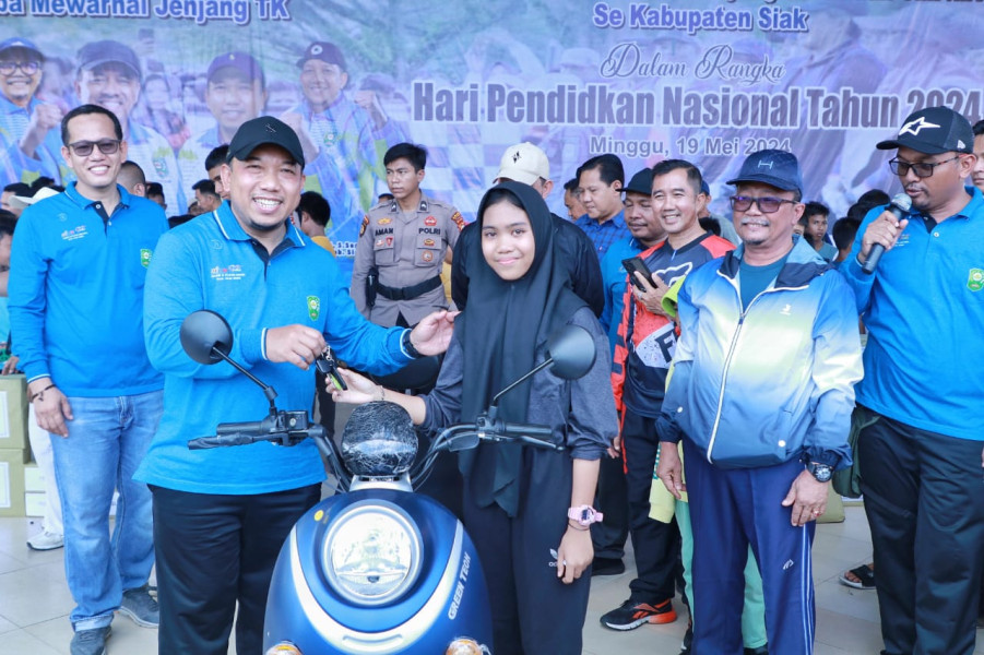 Lepas Jalan Sehat Hardiknas, Wabup Husni Apresiasi, Ini Sangat Luar Biasa