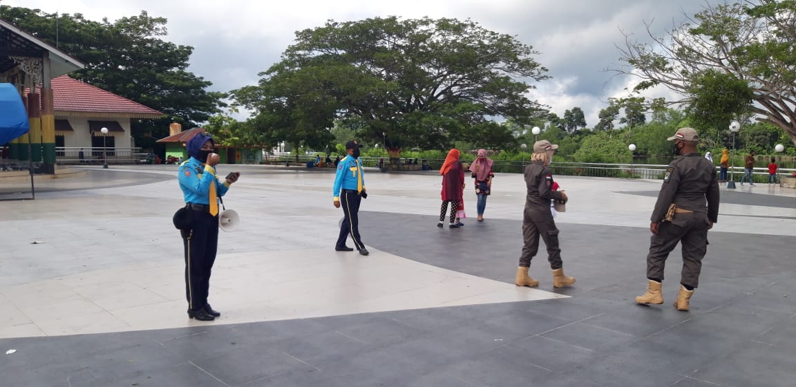 Lapangan Siak Bermadah Ramai Dikunjungi Wisata, Satpol PP Siak Sampaikan Imbauan Ketat Prokes