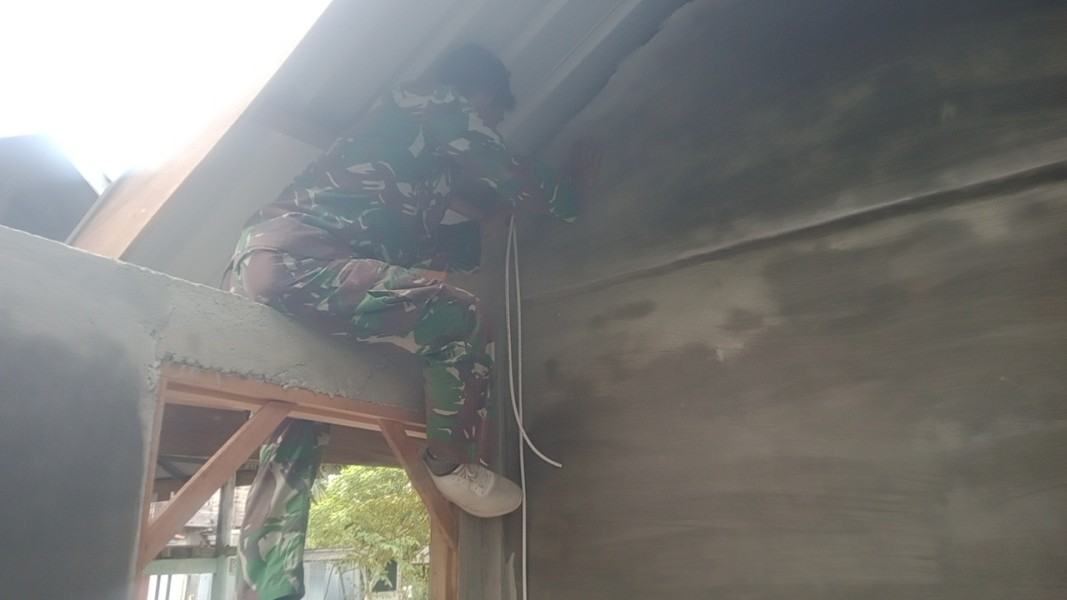 Finishing: Tim Teknisi Satgas TMMD ke-129 Kodim 0102/Pidie Pasang Instalasi Listrik di Lokasi MCK