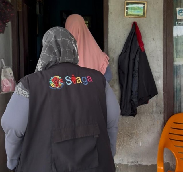 Meski Diguyur Hujan, Pendamping Siaga Salurkan Zakat Fitrah Baznas Pelalawan ke Mustahik di Pangkalan Kerinci