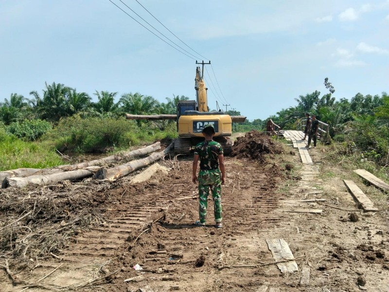 Jaga Kelancaran Pasokan Material, Satgas TMMD Ke-129 Kodim 0313/KPR Terus kerjakan Perbaikan Jembatan Penyeberangan Sementara