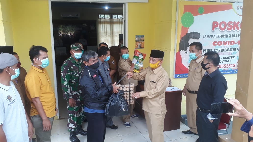 Terdampak Covid-19, Bupati Harris Bantu Paket Sembako ke Jurnalis di Pelalawan