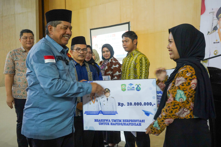 Hebat, Anak Tidak Mampu Bisa Kuliah, Bupati Alfedri Kembali Lepas 253 Anak PKH